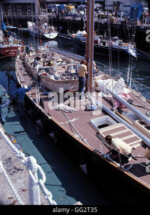 Nouvelles photos d'AJAX. 1977. PORTSMOUTH, Angleterre. - WHITBREAD ROUND THE WORLD RACE - la ronde préliminaire. La MAXI YACHT HEATH'S CONDOR (GBR) amarré à HMS VERNON. Faire des préparatifs de l'équipage POUR DÉMARRAGE DE LA PREMIÈRE PARTIE DE LA COURSE. PHOTO:RICK GODLEY/AJAX REF:704442 Banque D'Images