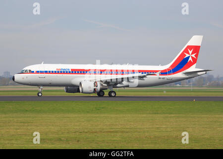 Amsterdam/Netherland 9 avril 2016:Airbus 320 d'Air Malta l'imposition à l'aéroport d'Amsterdam Banque D'Images