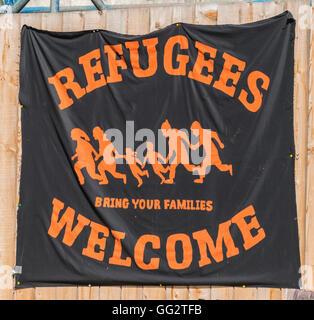 Regensburg, Bavière, Allemagne - 10 juillet 2016 : une bannière en anglais mots en face de la cathédrale de Regensburg avec le slogan - Réfugiés Banque D'Images