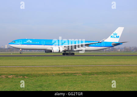 Amsterdam/Netherland 9 Avril 2016 : Airbus A330 à partir de l'atterrissage à l'aéroport d'Amsterdam KLM Banque D'Images
