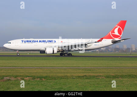 Msterdam/Netherland 9 Avril 2016 : Airbus A330 du turc à l'atterrissage à l'aéroport d'Amsterdam Banque D'Images