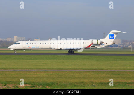 Düseldorf/Allemagne 9 Avril 2016 : Canadair CRJ-1000 de Air Nostrum d'imposer à l'aéroport de Düsseldorf Banque D'Images