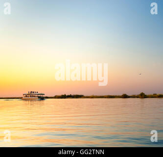 Croisière au coucher du soleil sur la rivière Chobe, au Botswana, l'Afrique Banque D'Images