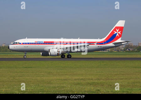 Amsterdam/Netherland 9 avril 2016:Airbus 320 d'Air Malta l'imposition à l'aéroport d'Amsterdam Banque D'Images