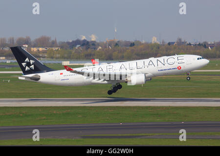 ISTANBUL, TURQUIE - 2 mai 2014 : Turkish Airlines Airbus A330 Banque D'Images