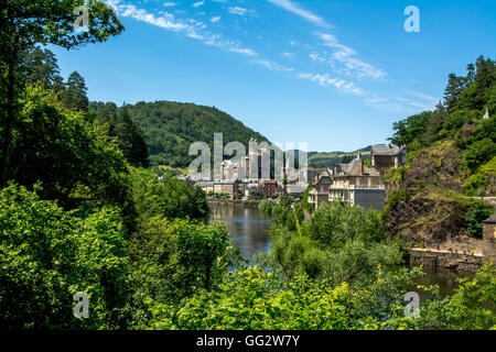 Estaing sur la rivière Lot, étiqueté Les Plus Beaux Villages de France, Chemin de Saint-Jacques de Compostelle, Aveyron, Midi-Pyrénées, France Banque D'Images