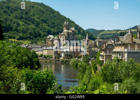 Estaing sur la rivière Lot, étiqueté Les Plus Beaux Villages de France, Chemin de Saint-Jacques de Compostelle, Aveyron, Midi-Pyrénées, France Banque D'Images