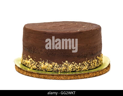 Gâteau au chocolat saupoudré de miettes, sur fond blanc Banque D'Images