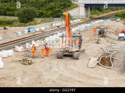 Les travailleurs de la construction sur place à côté d'une section de voie de chemin de fer. Dans la firme Ilkeston Derbyshire, en Angleterre. Au 1er août 2016. Banque D'Images