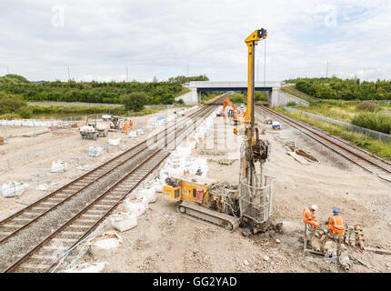 Les travailleurs de la construction, et perceuse, sur place à côté d'une section de voie de chemin de fer. dans la firme Ilkeston Derbyshire, en Angleterre. Banque D'Images