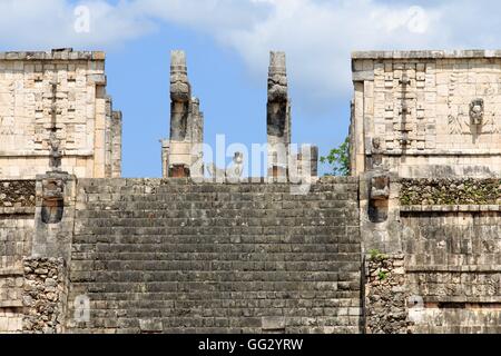 Un chacmool statue lors de l'historique du site maya de Chichen Itza sur la péninsule du Yucatan au Mexique, d'Amérique centrale. Banque D'Images