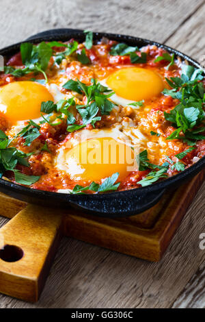 Girofle fait maison avec une sauce tomate servi dans poêle en fonte, shakshouka, confort alimentaire Banque D'Images