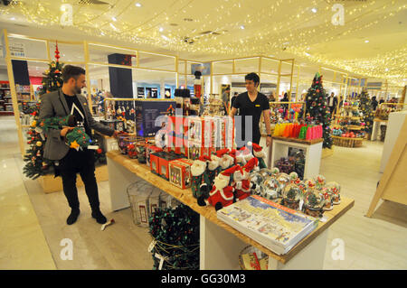 London, UK, 1 août 2016, grand magasin Selfridges boutique Noël ouvert 141 jours avant Noël. Banque D'Images