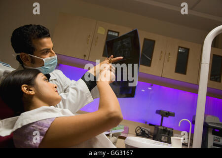 Médecin et patient looking at X-ray Banque D'Images