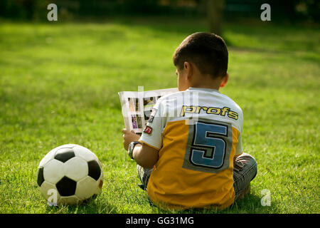 Boy reading a book Banque D'Images