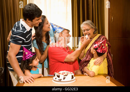 Fêter un anniversaire en famille Banque D'Images