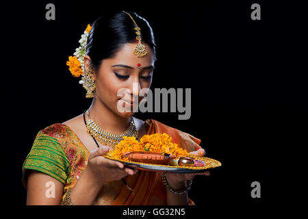 Indian woman performing puja Banque D'Images