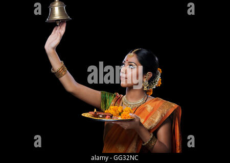 Indian woman performing puja Banque D'Images