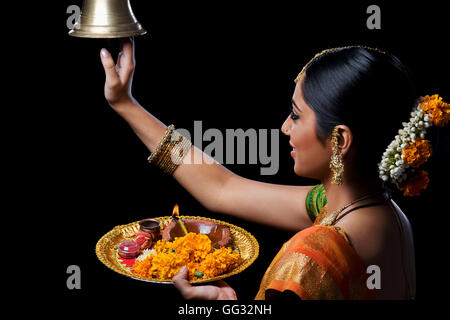 Indian woman performing puja Banque D'Images