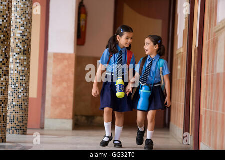 Filles de l'école de marcher ensemble Banque D'Images