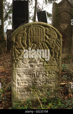 5512---Suceava, Roumanie. Décoré de l'ancien cimetière de tombstone, datant du 18 et 19 C. Cohen tombeau montrant les mains dans bl Banque D'Images