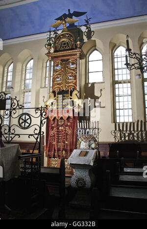 5515. La grande synagogue de Compulung Moldovese, Roumanie. En bois décoré Grande Arche. Banque D'Images