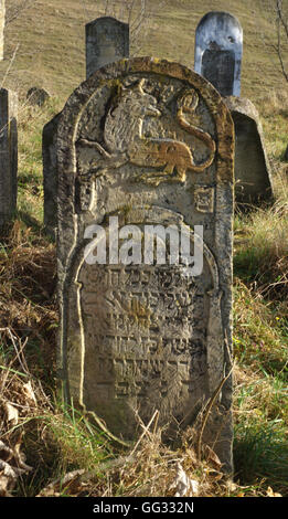 5517. Décoré de l'ancien cimetière de tombstone, 18 et 19 de rencontres C. Gura Humorulu, Roumanie Banque D'Images