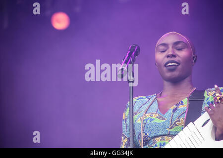 Laura Mvula en live sur l'Obélisque de la scène à jour 3 de la Latitude 2016 festival à Southwold, Suffolk Banque D'Images