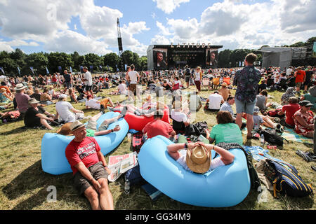 Festivaliers vous détendre sur des chaises longues gonflables dans la zone principale en face de l'Obélisque la scène du festival 2016 de la latitude. Genres Banque D'Images