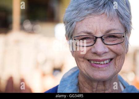 Femme debout potter dans atelier de poterie Banque D'Images