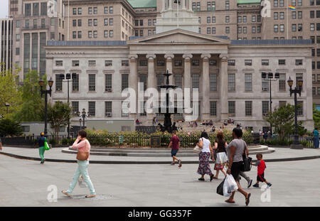 Les gens à pied passé Brooklyn Borough Hall à Brooklyn New York. Banque D'Images