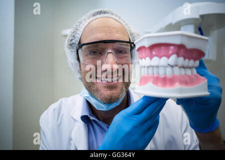 Dentiste titulaire d'un modèle de la bouche Banque D'Images