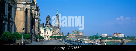 Voir à partir de la Terrasse de Brühl vers l'Église Hofkirche et Semperoper, Dresden, Allemagne Banque D'Images