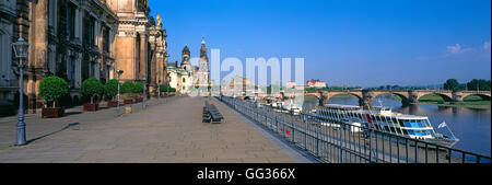 Voir à partir de la Terrasse de Brühl vers l'Église Hofkirche et Semperoper, Dresden, Allemagne Banque D'Images