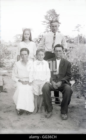 Photographie, c1910 antique famille du midwest pose pour portrait dans leurs plus beaux vêtements. Lieu inconnu, peut-être New York, USA. SOURCE : négatif photographique original. Banque D'Images