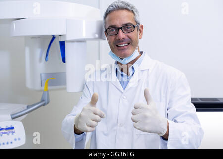 Dental dentist showing Thumbs up Banque D'Images