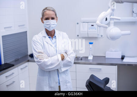 Female dentist standing with arms crossed Banque D'Images