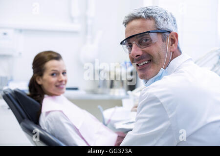 Portrait de dentiste et patient de sexe féminin Banque D'Images