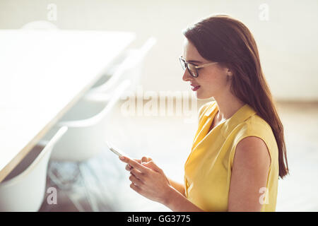 Femme d'affaires à l'aide de mobile phone Banque D'Images