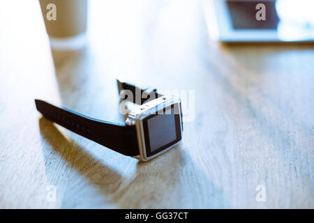 Smartwatch sur table en bois Banque D'Images
