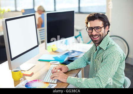 Graphic Designer working on computer Banque D'Images