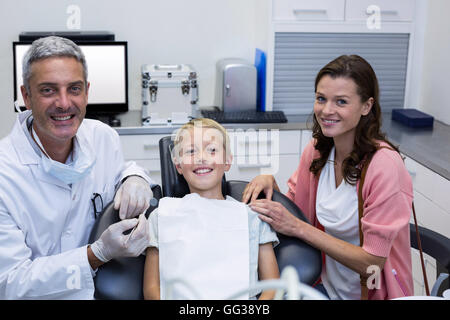 Portrait de dentiste avec jeune patient et sa mère Banque D'Images