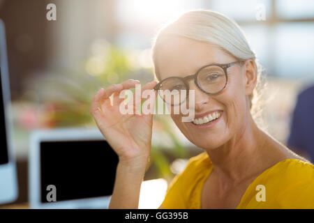 Graphic Designer sitting in office Banque D'Images