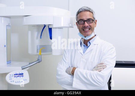 Dentiste dentaire standing with arms crossed Banque D'Images
