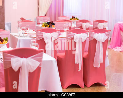 Chaises de mariage en rose Banque D'Images