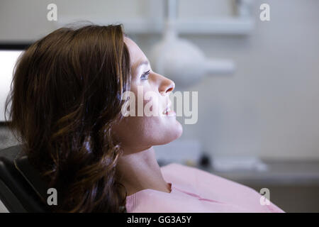 Femme assise sur dentiste président Banque D'Images