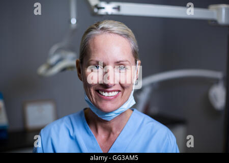 Assistant dentaire smiling in clinic Banque D'Images