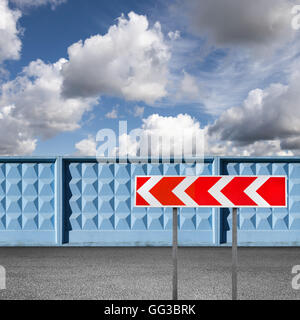 Le rouge et le blanc tour dangereux panneau routier se trouve près de la route d'asphalte et de béton sous clôture bleu ciel nuageux Banque D'Images