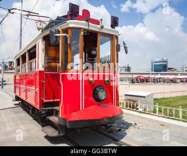 Ancien Tramway rouge va sur la place Taksim à Istanbul, le transport touristique populaire Banque D'Images