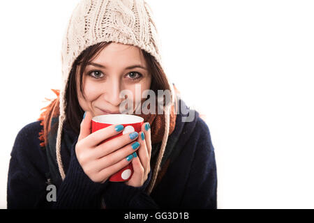 Jolie fille avec tasse de thé isolé sur fond blanc Banque D'Images